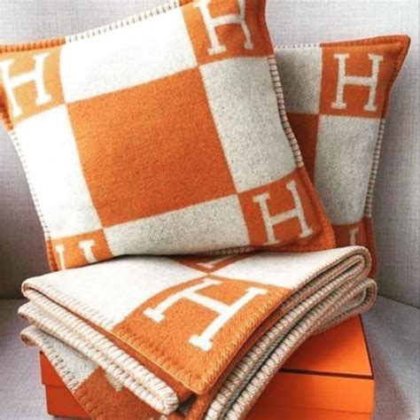 hermes bettwäsche|Hermes pillows and throws.